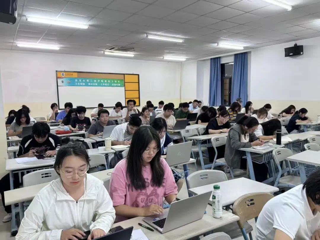 以查促学 | 马克思主义学院开展晚自习巡查活动